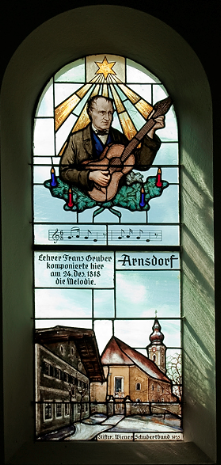 Stained glass shows the Arnsdorf church and school where Franz Gruber taught and played. © SalzburgerLand Tourismus