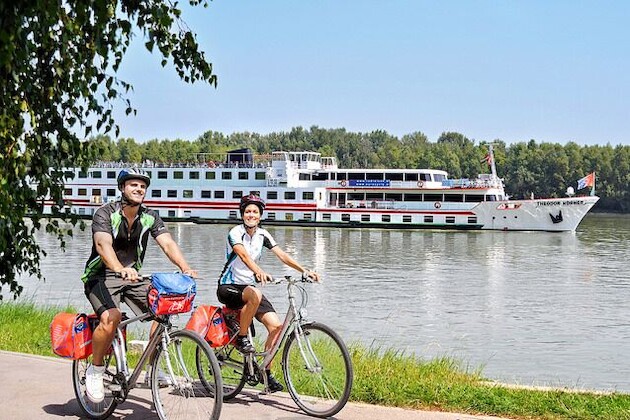 Riverboat, barge or yacht: Which boat type is right for your bike and boat tour?