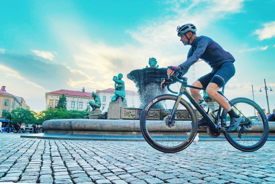 Cyclist riding around a fountain. Martin Magnemyr@Unsplash