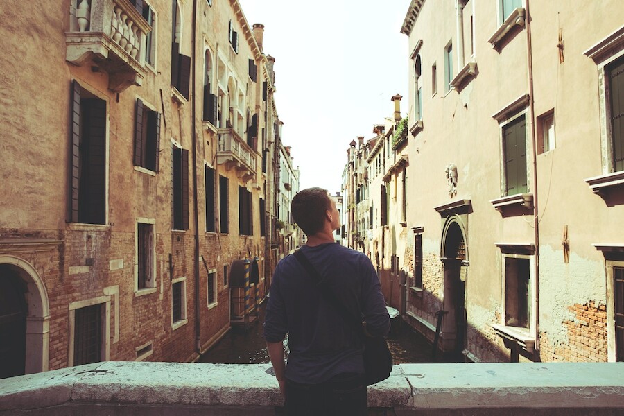Tourist in Venice, Italy. Joshua Earle@Unsplash